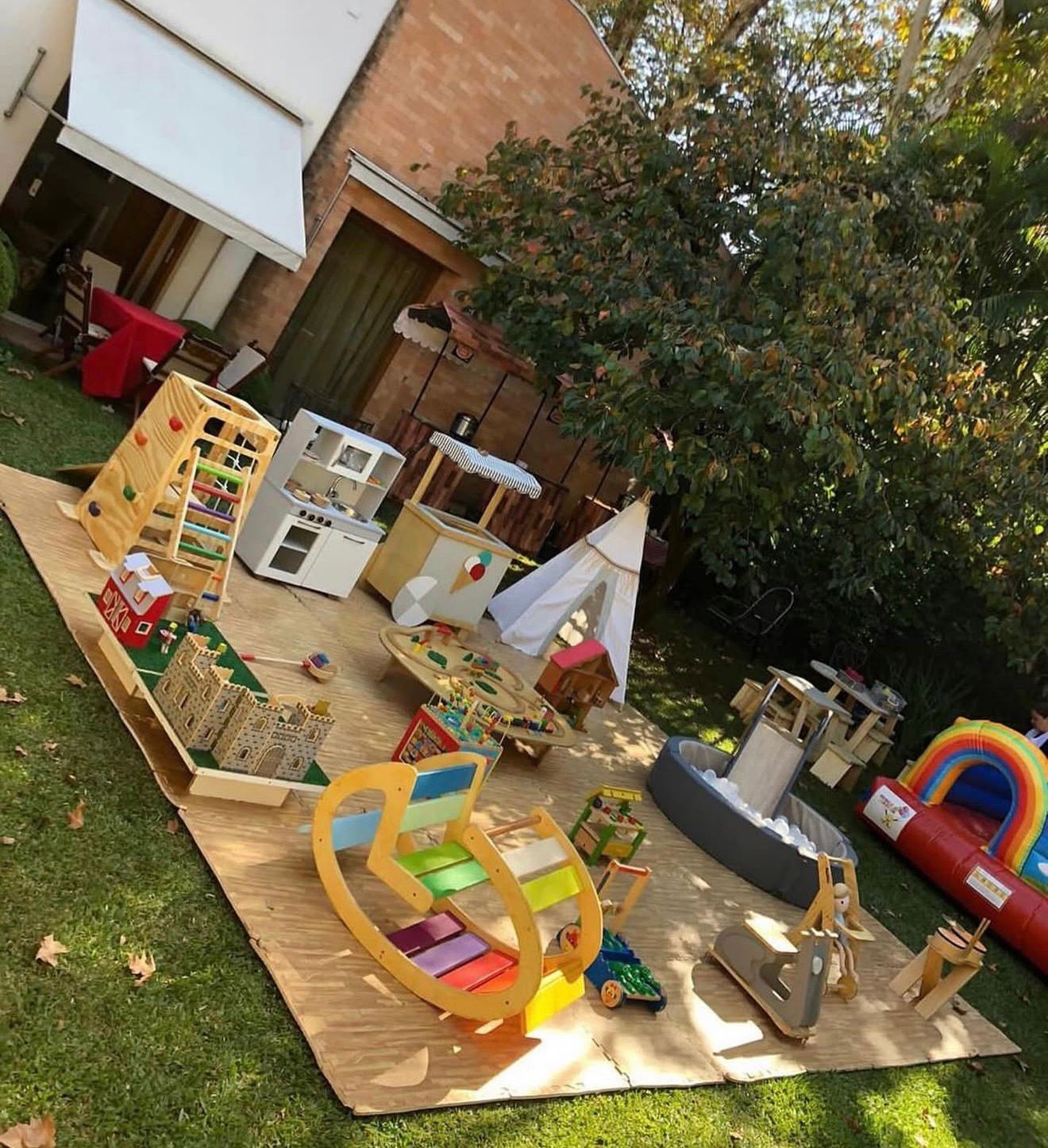 Festa ao ar livre com brinquedos Carrousel